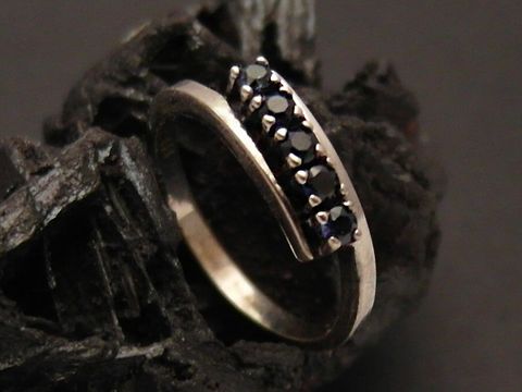 Weißgoldring lieblich aus Weißgold 333 mit synthetischem Saphir, Größe 53,5, Hersteller Juwelier Harnisch, bis Größe 54/17,5, elegant und zeitlos gestaltet.