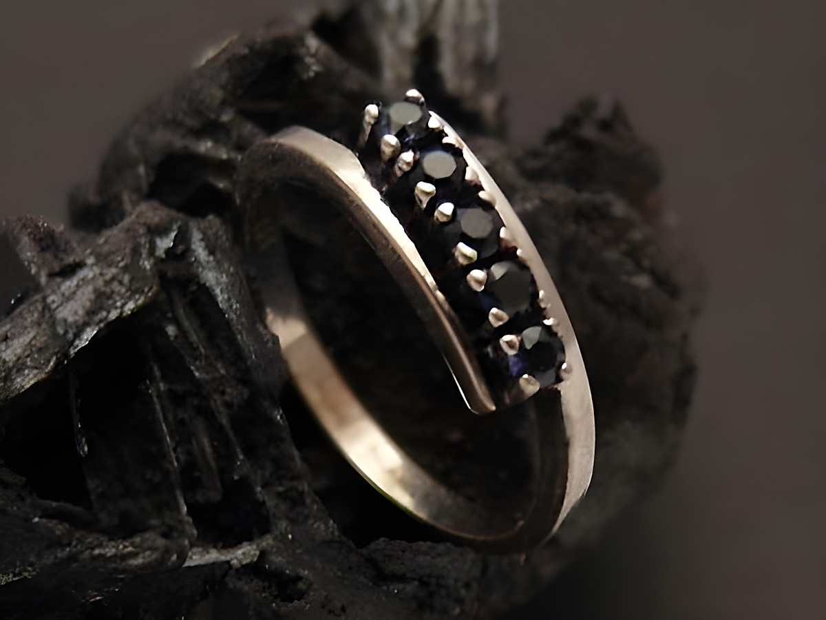 Weißgoldring lieblich aus Weißgold 333 mit synthetischem Saphir, Größe 53,5, Hersteller Juwelier Harnisch, bis Größe 54/17,5, elegant und zeitlos gestaltet.