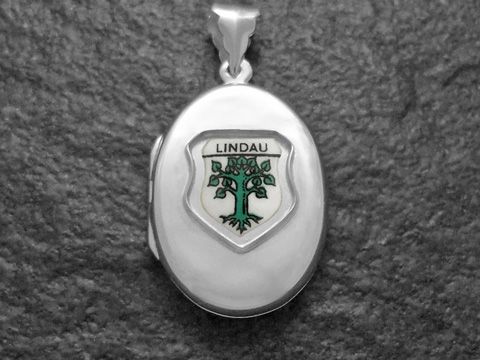 Silbernes Medaillon mit dem Stadtwappen von Lindau, verziert mit einem grünen Baum und dem Schriftzug Lindau, hergestellt von Juwelier Harnisch aus Schleswig-Holstein.