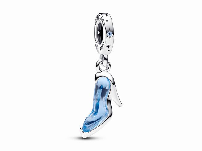 Ein filigraner Charm-Anhänger in Form eines blauen Glaseschuhs aus Sterling Silber mit Zirkonia, inspiriert von Disneys Cinderella, ideal für Hochzeits- und Liebesgeschenke.