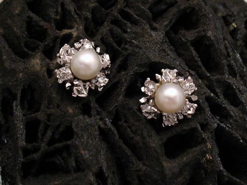 42546-0 Ohrringe aus Weißgold 585 mit einem Diamanten von 0,03 ct W/P und Zuchtperle, hergestellt von Juwelier Harnisch, elegant und zeitlos im Design.