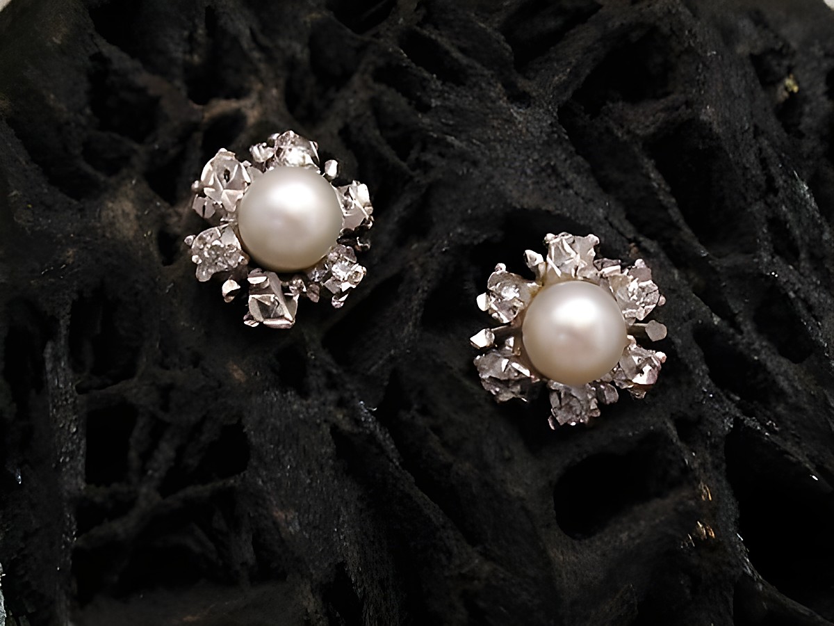 Ohrringe aus Weißgold 585 mit einem Diamanten von 0,03 ct W/P und Zuchtperle, hergestellt von Juwelier Harnisch, elegant und zeitlos im Design.