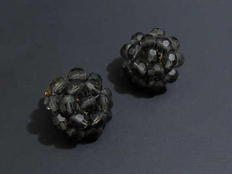 Strass Ohrclips in blumigem Design aus grau-goldfarbenem Material, Hersteller Juwelier Harnisch, elegant und funkelnd, ideal für festliche Anlässe oder tägliches Tragen.