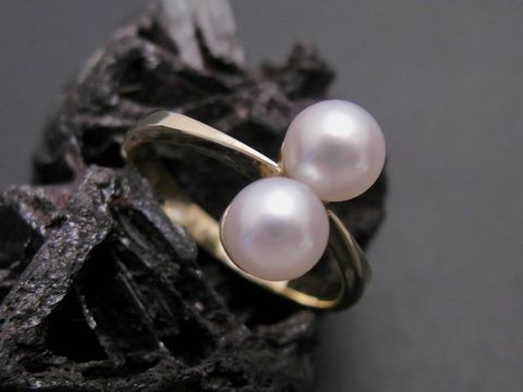 Gold Perlen Ring mit zwei Akoja Zuchtperlen von 6 mm in Gold 585, aufregend und elegant in Größe 54,5, Hersteller Juwelier Harnisch, bis Größe 56/18.