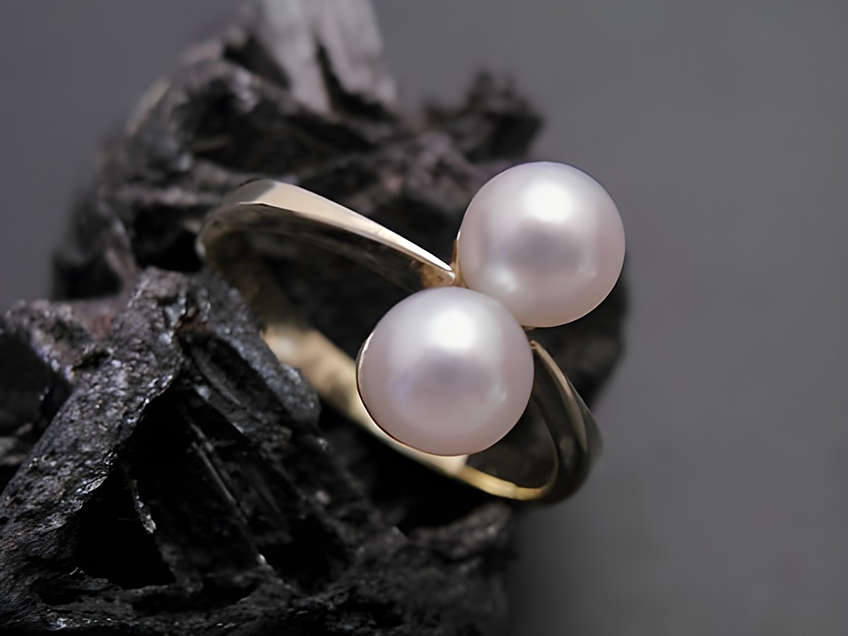 Gold Perlen Ring mit zwei Akoja Zuchtperlen von 6 mm in Gold 585, aufregend und elegant in Größe 54,5, Hersteller Juwelier Harnisch, bis Größe 56/18.
