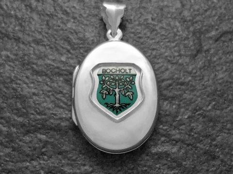 Silbernes Medaillon mit dem Stadtwappen von Bocholt, das einen Baum zeigt, umrahmt von einer grünen Schildeinfassung und dem Schriftzug Bocholt. Hergestellt von Juwelier Harnisch, Nordrhein-Westfalen.