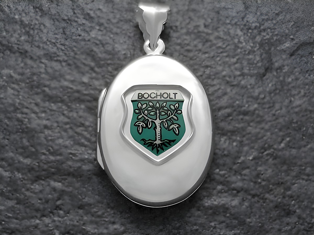 Silbernes Medaillon mit dem Stadtwappen von Bocholt, das einen Baum zeigt, umrahmt von einer grünen Schildeinfassung und dem Schriftzug Bocholt. Hergestellt von Juwelier Harnisch, Nordrhein-Westfalen.