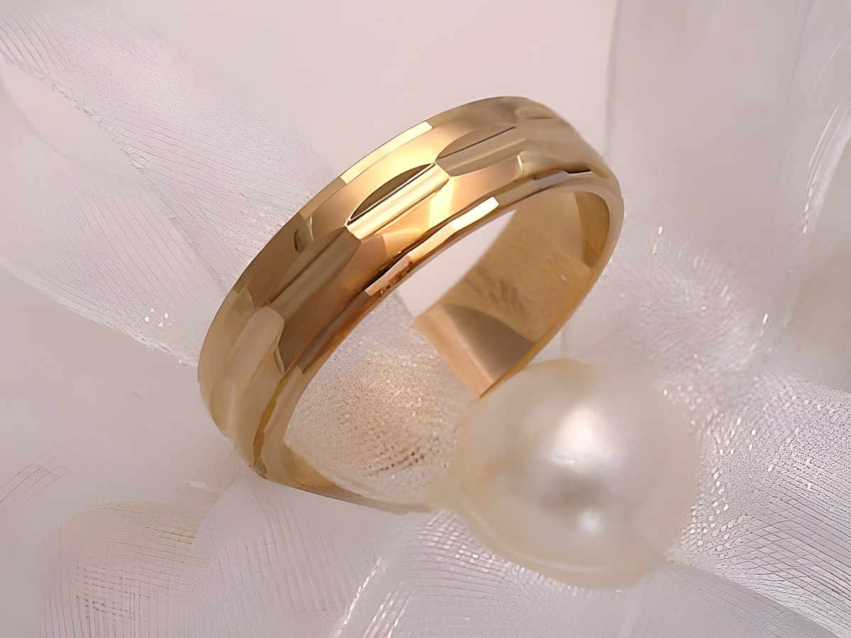 Moderner Trauring aus Gold 333, Größe 52/16,5, von Juwelier Harnisch, glänzende Oberfläche mit dezentem Muster, elegant und zeitlos, ideal als Ehering.