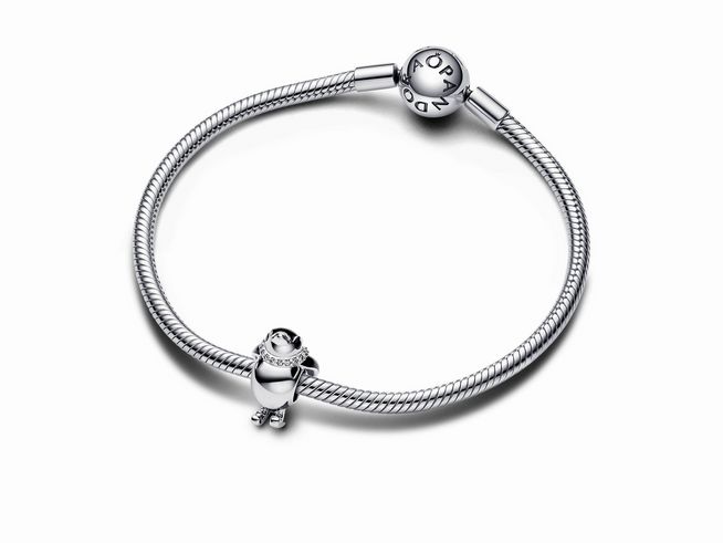 Silberner Pandora Anhänger in Form eines Ski-Pinguins aus Sterling Silber mit schwarzen Zirkonia-Steinen, angebracht an einem feinen Armband, ideal für Sammler und Schmuckliebhaber.