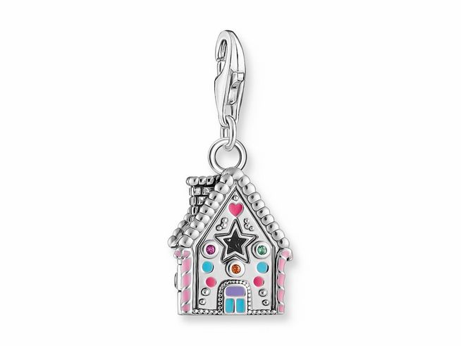 Charm-Anhänger in Form eines Lebkuchenhauses aus geschwärztem Silber sowie Glas-Keramik-Steinen von Thomas Sabo, detailreiche Verzierung und bunte Akzente.