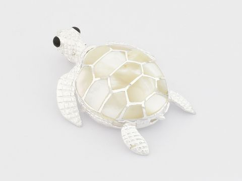 Schmuckanhänger in Form einer Schildkröte aus Sterling Silber mit Blickfang aus Perlmutt in Weiß, hergestellt von Juwelier Harnisch, ideal für Tierliebhaber.