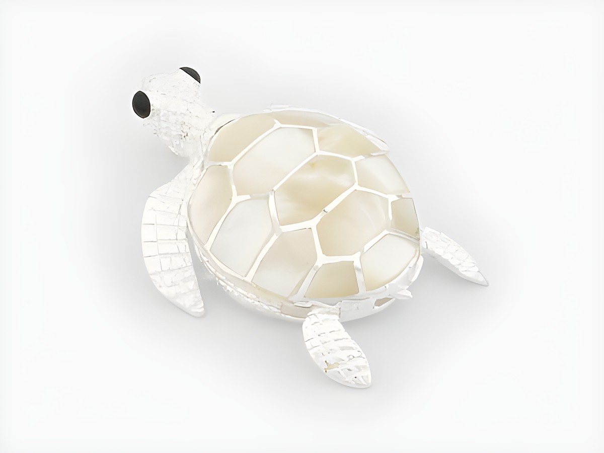 Schmuckanhänger in Form einer Schildkröte aus Sterling Silber mit Blickfang aus Perlmutt in Weiß, hergestellt von Juwelier Harnisch, ideal für Tierliebhaber.