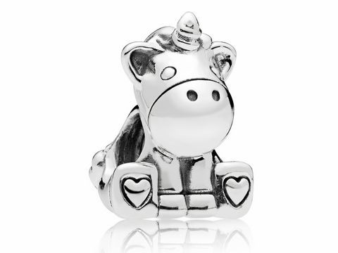 Einhorn Charm aus Silber von Pandora, liebevoll gestaltet mit Details wie Herzchen und einer charakteristischen Mähne, ideal für Armbänder oder als Geschenk.
