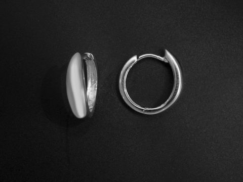 Creolen aus 925 Sterling Silber, poliert, mit einem Durchmesser von 1,5 cm, Hersteller Juwelier Harnisch, elegant und zeitlos in Design, ideal für jeden Anlass, bis 15 mm.