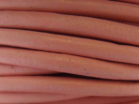 Lederband in Hellrosa mit einer Länge von 95 cm und einer Dicke von 3 mm, ausgestattet mit einem Edelstahl Bajonett, ideal für Schmuckkreationen der Marke Juwelier Harnisch.