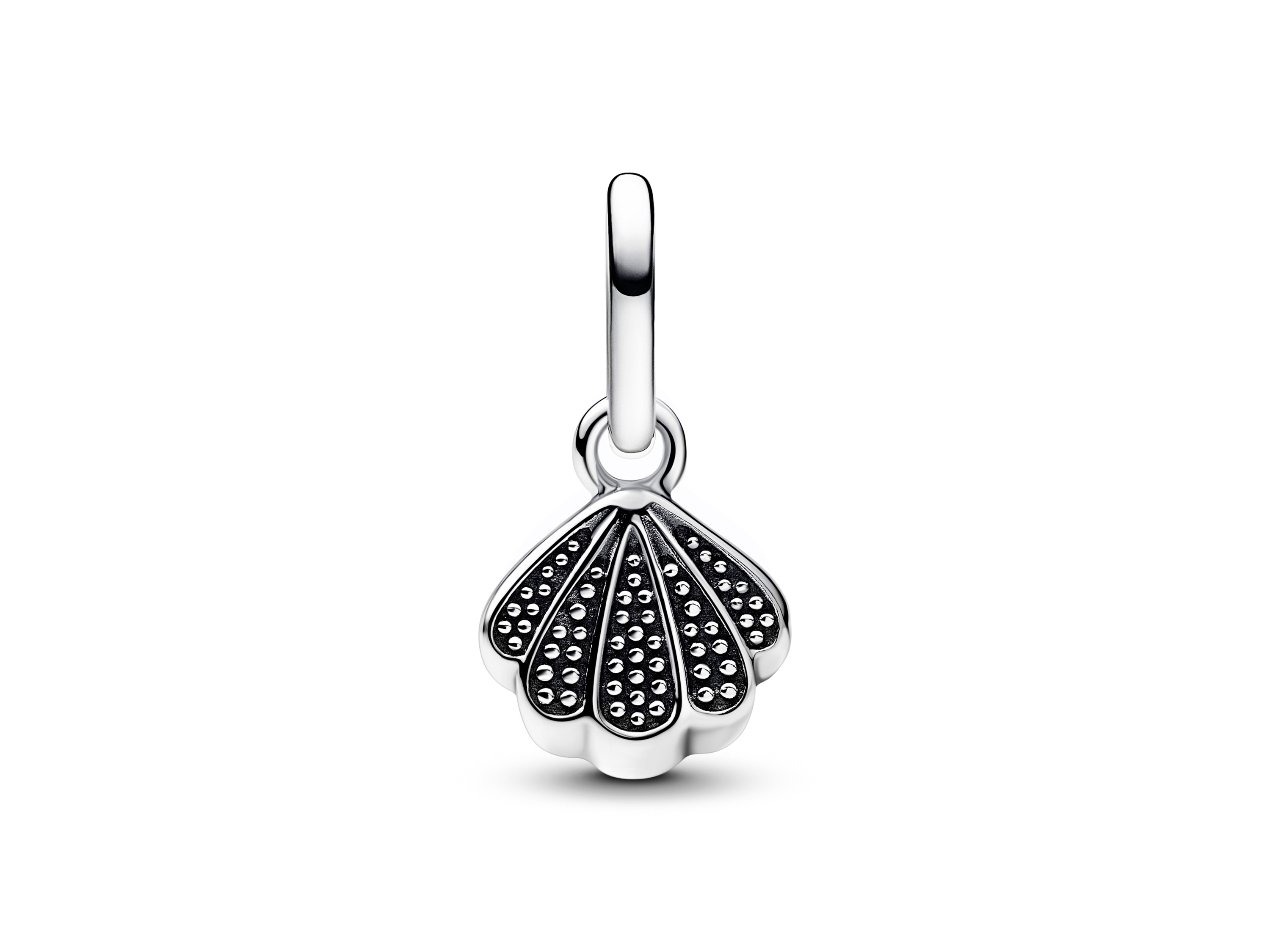 Funkelnder Muschel-Mini-Anhänger aus Sterling Silber, kunstvoll gestaltet mit feinen Details und einer glanzvollen Oberfläche, ideal für individuelle Schmuckstücke von Pandora ME.