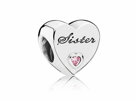 Silberner Charm in Herzform von Pandora mit der Gravur Sister und einem rosafarbenen Zirkonia Stein, ideal als Geschenk für Schwestern.