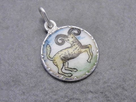 Silber Anhänger mit dem Sternzeichen Widder, verziert mit Emaille, vom Hersteller Juwelier Harnisch. Der Anhänger zeigt eine stilisierte Darstellung eines Widders auf buntem Hintergrund.