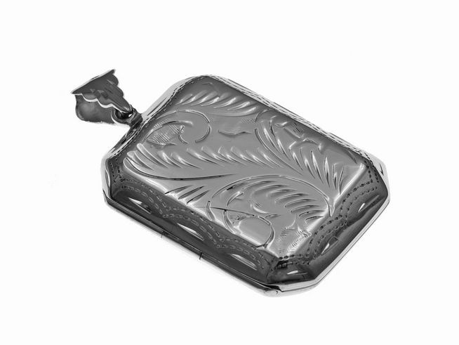 Medaillon eckig aus Sterling Silber, handgeschliffen mit kunstvollen Gravuren und detailreicher Gestaltung, hergestellt von Juwelier Harnisch, ideal für persönliche Erinnerungen.
