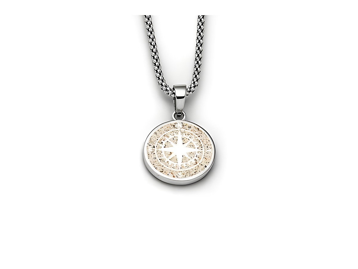 DUR Anhänger Kompassrose 2.0 aus Sterling Silber mit einem runden, filigranen Motiv einer Kompassrose in hellen Farbtönen, an einer eleganten Halskette.