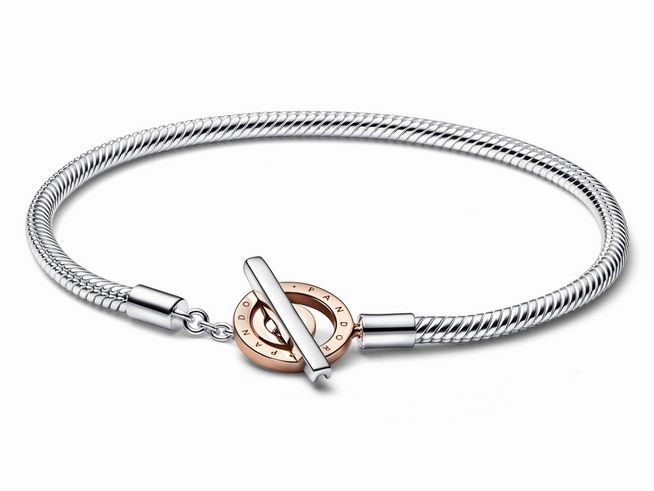 Ein elegantes Schlangen-Gliederarmband von Pandora mit T-Verschluss, gefertigt aus 585 Roségold und Silber, 17 cm lang, mit dem Signature Bicolor Logo.