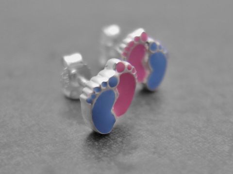 Ohrringe mit niedlichen Babyfußabdrücken aus Sterling Silber in pink und hellblau, ideal für Kinder, hergestellt von Juwelier Harnisch.