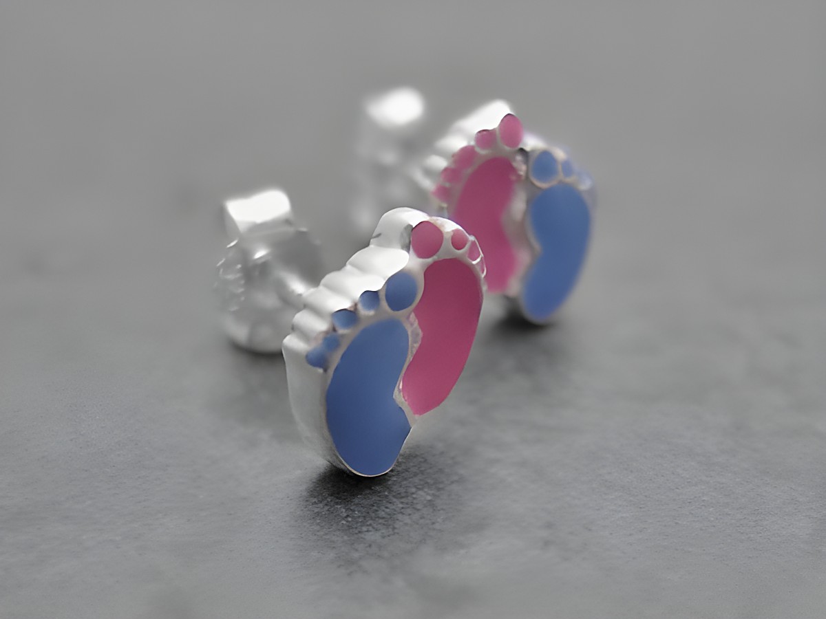Ohrringe mit niedlichen Babyfußabdrücken aus Sterling Silber in pink und hellblau, ideal für Kinder, hergestellt von Juwelier Harnisch.