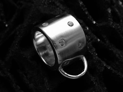 Ein eleganter Charms Träger für Kette aus Sterling Silber mit einem glatten, polierten Finish und mehreren kleinen, funkelnden Steinen, hergestellt von Juwelier Harnisch.