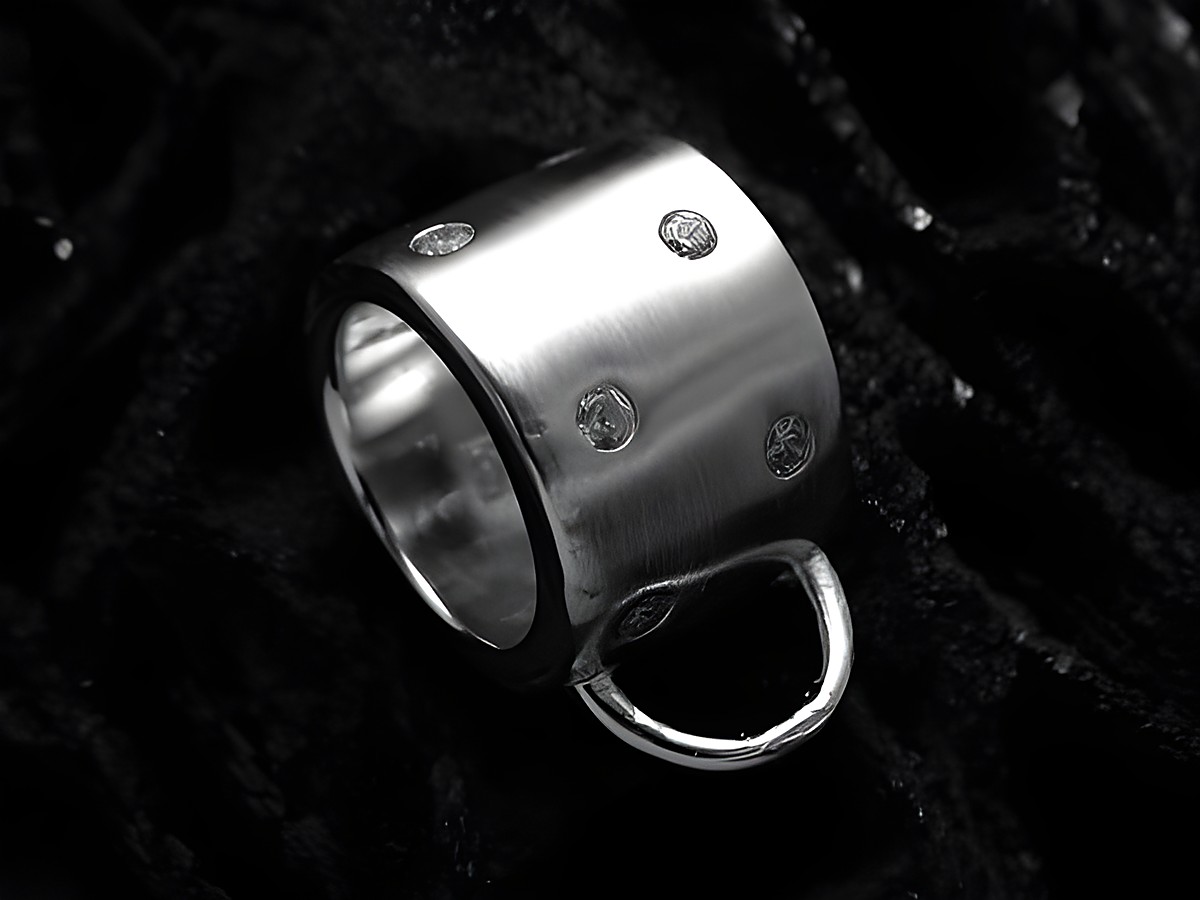 Ein eleganter Charms Träger für Kette aus Sterling Silber mit einem glatten, polierten Finish und mehreren kleinen, funkelnden Steinen, hergestellt von Juwelier Harnisch.
