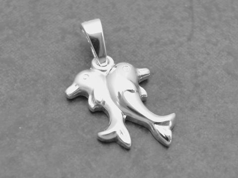 Silber Anhänger mit zwei Delfinen in teilmattiertem Design, tierisch und elegant, Hersteller Juwelier Harnisch, ideal für Tierliebhaber und Schmuckfans.