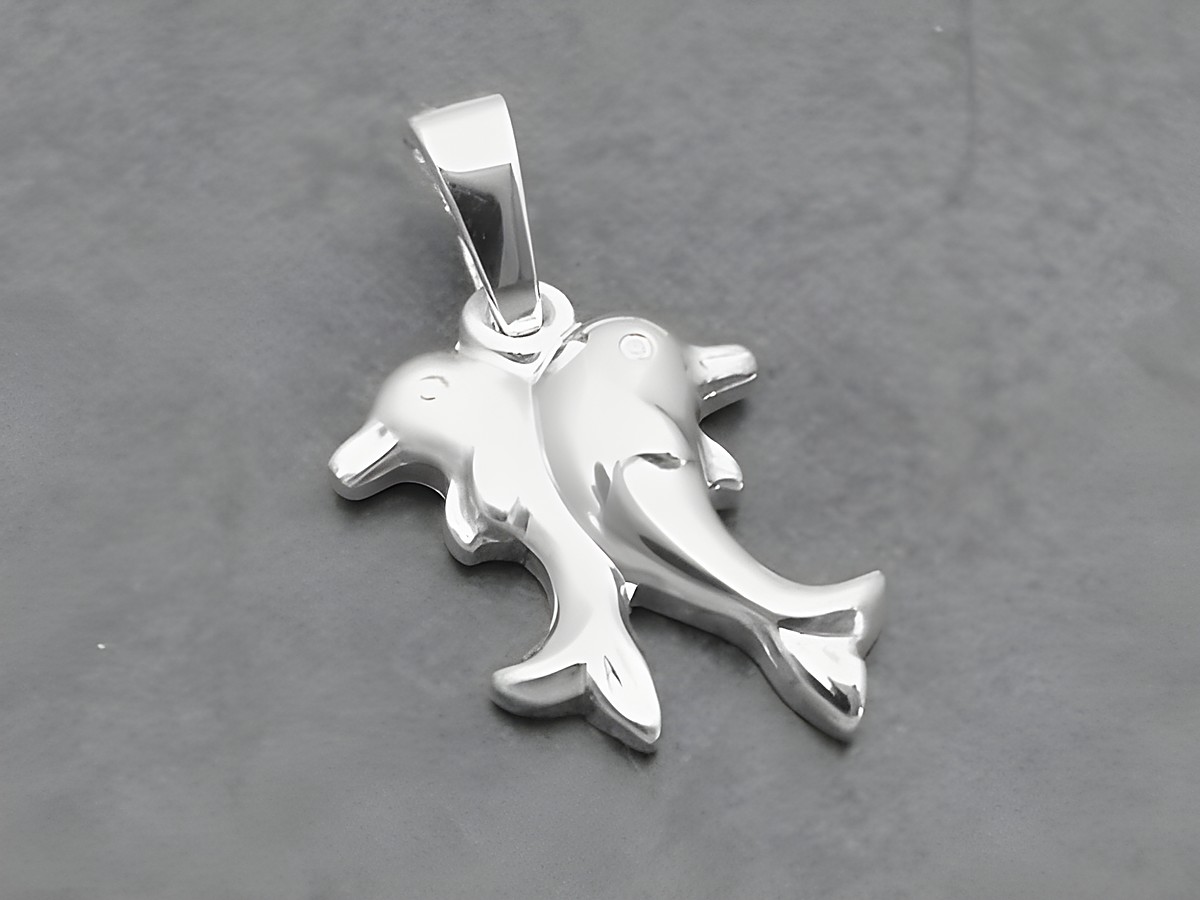 Silber Anhänger mit zwei Delfinen in teilmattiertem Design, tierisch und elegant, Hersteller Juwelier Harnisch, ideal für Tierliebhaber und Schmuckfans.