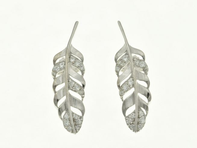 Feder Ohrstecker aus rhodiniertem Sterling Silber mit funkelndem Zirkonia, designed von Juwelier Harnisch, verzieren das Ohr mit elegantem, natürlichen Flair.