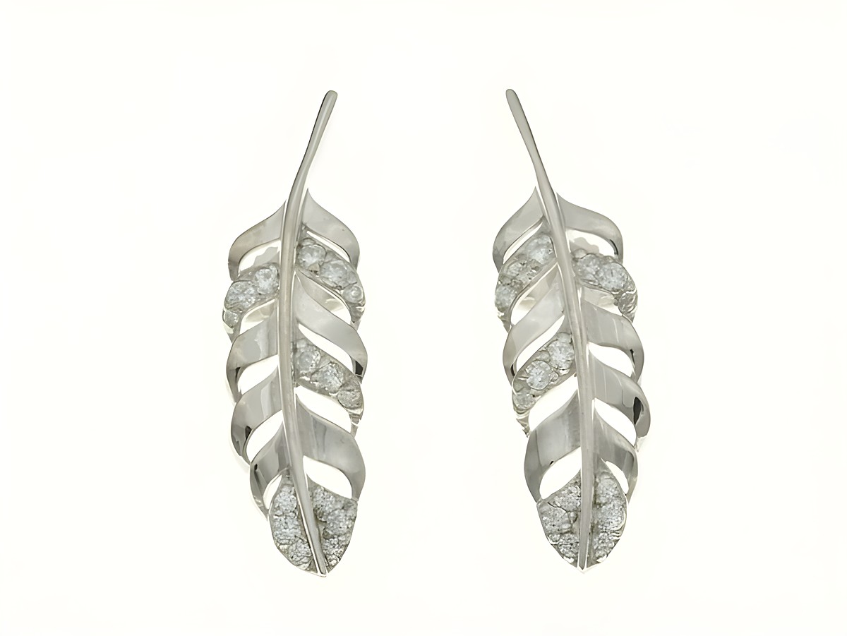 Feder Ohrstecker aus rhodiniertem Sterling Silber mit funkelndem Zirkonia, designed von Juwelier Harnisch, verzieren das Ohr mit elegantem, natürlichen Flair.