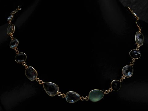 Bunt vergoldetes Collier mit Multisteinen aus Achat in verschiedenen Formen, Karabinerverschluss, 100 cm lang, Hersteller Juwelier Harnisch, modernes Design.