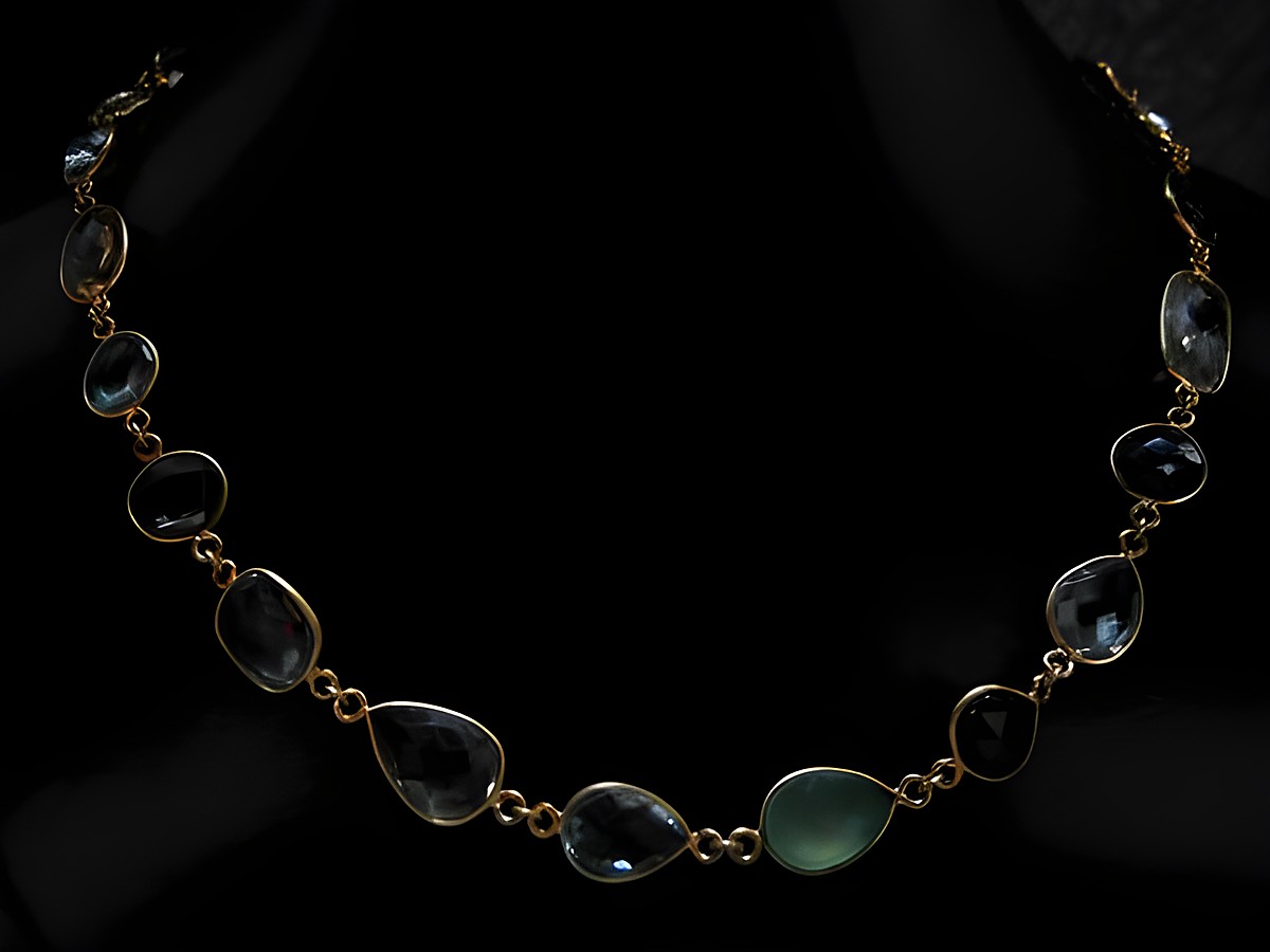 Bunt vergoldetes Collier mit Multisteinen aus Achat in verschiedenen Formen, Karabinerverschluss, 100 cm lang, Hersteller Juwelier Harnisch, modernes Design.