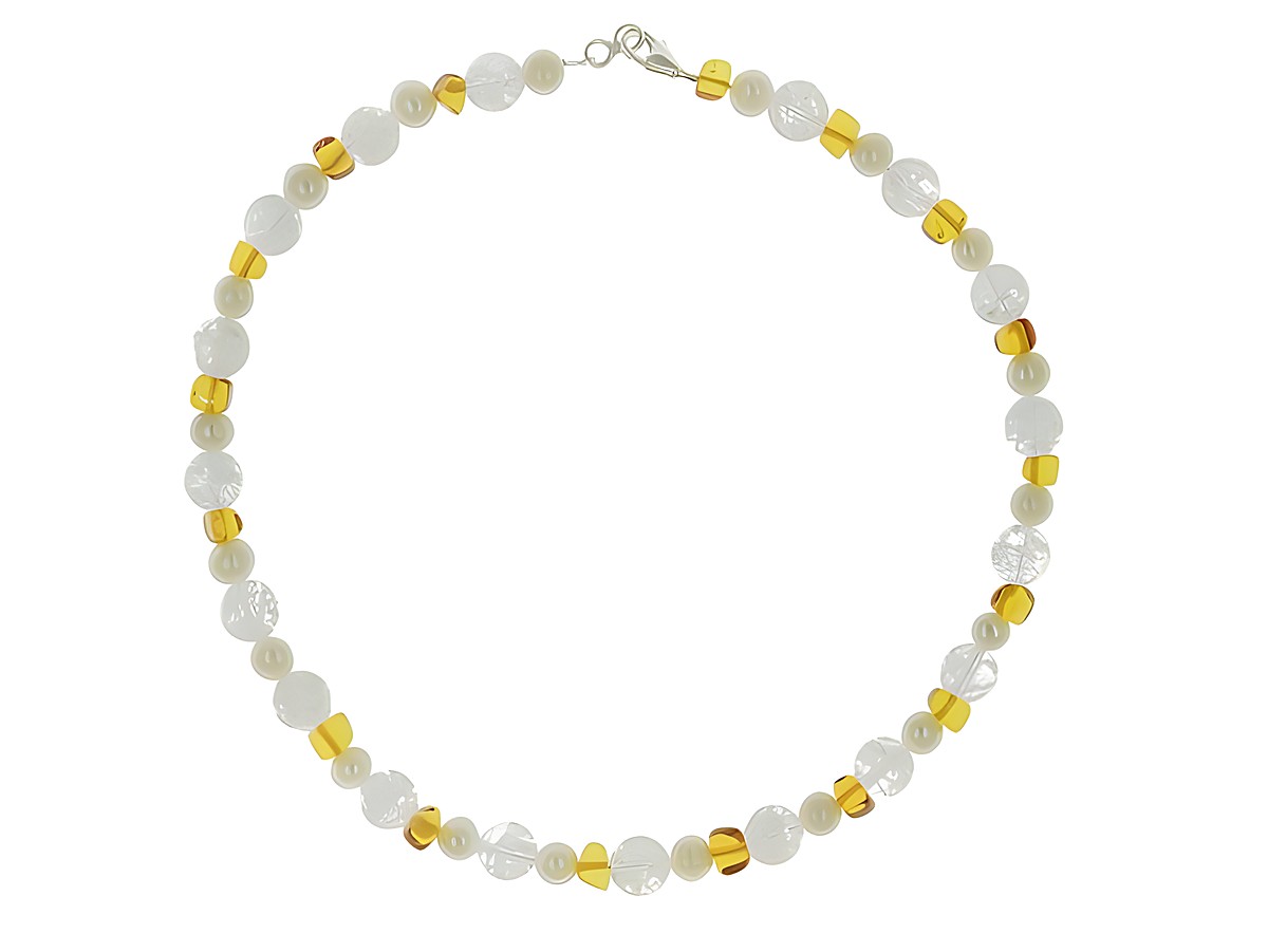 Eine elegante Steinkette aus Bernstein, Bergkristall und Süßwasser-Zuchtperlen in Weiß und Orange, mit einer Länge von 45 cm und silbernem Verschluss, ideal für jedes Outfit. – Ansicht 3