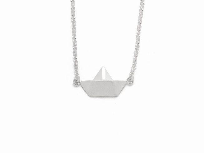 Sterling Silber Kette von DUR mit einem filigranen Boot-Anhänger, designed für einen modernen und eleganten Look, ideal für den Alltag und besondere Anlässe.