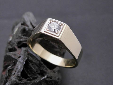 Gold Ring - elegant - Gold 333 - Zirkonia - Goldring - Gr. 65, Hersteller: Juwelier Harnisch, über Gr. 60/19, zeigt einen ansprechenden Ring mit einem Zirkonia in der Mitte auf einem dunklen Untergrund.