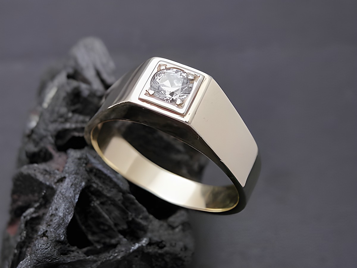 Gold Ring - elegant - Gold 333 - Zirkonia - Goldring - Gr. 65, Hersteller: Juwelier Harnisch, über Gr. 60/19, zeigt einen ansprechenden Ring mit einem Zirkonia in der Mitte auf einem dunklen Untergrund.