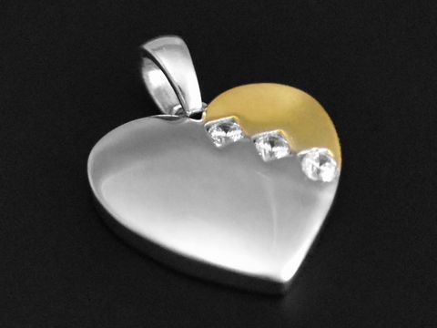 Silber Anhänger in Herzform, fantastisch rhodiniert, mit funkelnden Zirkonia und einer goldenen Akzentfläche, Hersteller Juwelier Harnisch, Perlen & Steine.