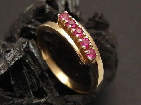 Goldring in warmem Gold 333 mit fünf funkelnden synthetischen Rubinen, Größe 54, gefertigt von Juwelier Harnisch, elegant und zeitlos.