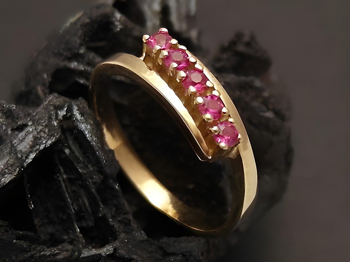 Goldring in warmem Gold 333 mit fünf funkelnden synthetischen Rubinen, Größe 54, gefertigt von Juwelier Harnisch, elegant und zeitlos.