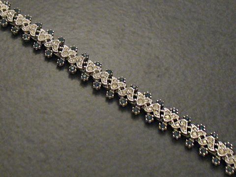 Strass Armband in blau mit silberfarbenen Akzenten, 17 cm lang und bezaubernd, Hersteller Juwelier Harnisch, ideal als Schmuckstück oder Geschenk.