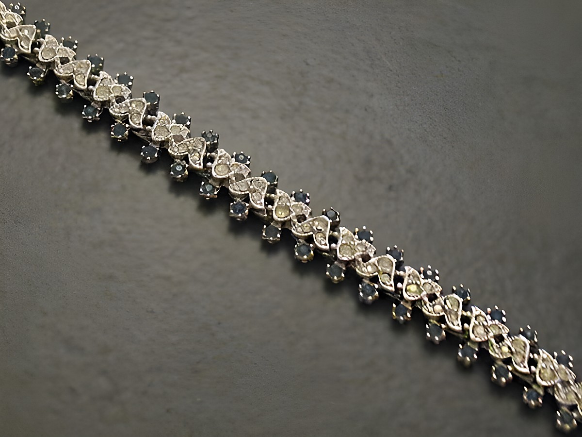 Strass Armband in blau mit silberfarbenen Akzenten, 17 cm lang und bezaubernd, Hersteller Juwelier Harnisch, ideal als Schmuckstück oder Geschenk.