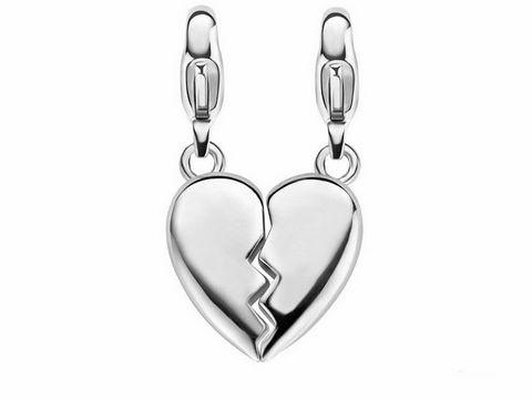 8835900-0 Silberner Charms-Anhänger in Herzform mit einem Bruch, symbolisiert die Verbindung zweier Herzen, ideal für persönliche Schmuckstücke von Ti Sento, Modell Two is One 8359SI.