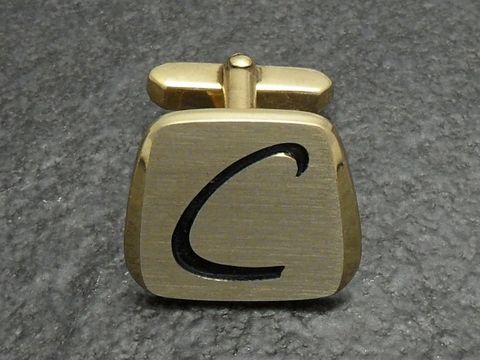 Vergoldete Manschettenknöpfe mit der Initiale C, hergestellt von Juwelier Harnisch, elegant und stilvoll für besondere Anlässe. Ideal als persönliches Accessoire.