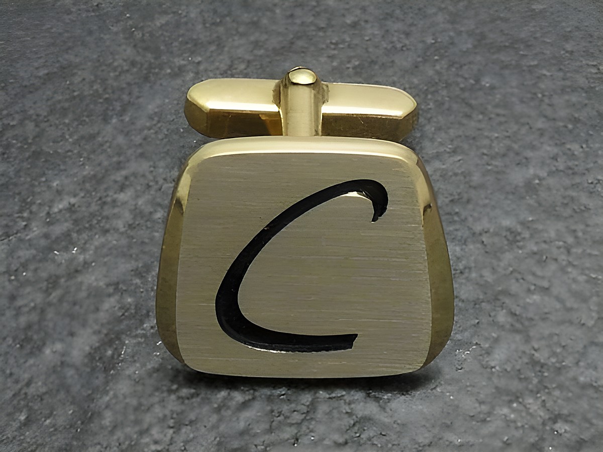 Vergoldete Manschettenknöpfe mit der Initiale C, hergestellt von Juwelier Harnisch, elegant und stilvoll für besondere Anlässe. Ideal als persönliches Accessoire.