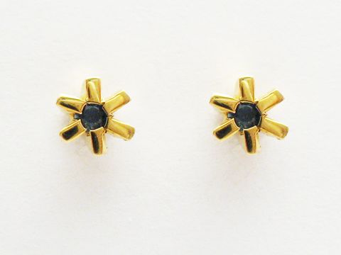 Gold Ohrstecker in Sternchenform mit Saphir, hergestellt von Juwelier Harnisch, elegante Ohrringe für jeden Anlass.