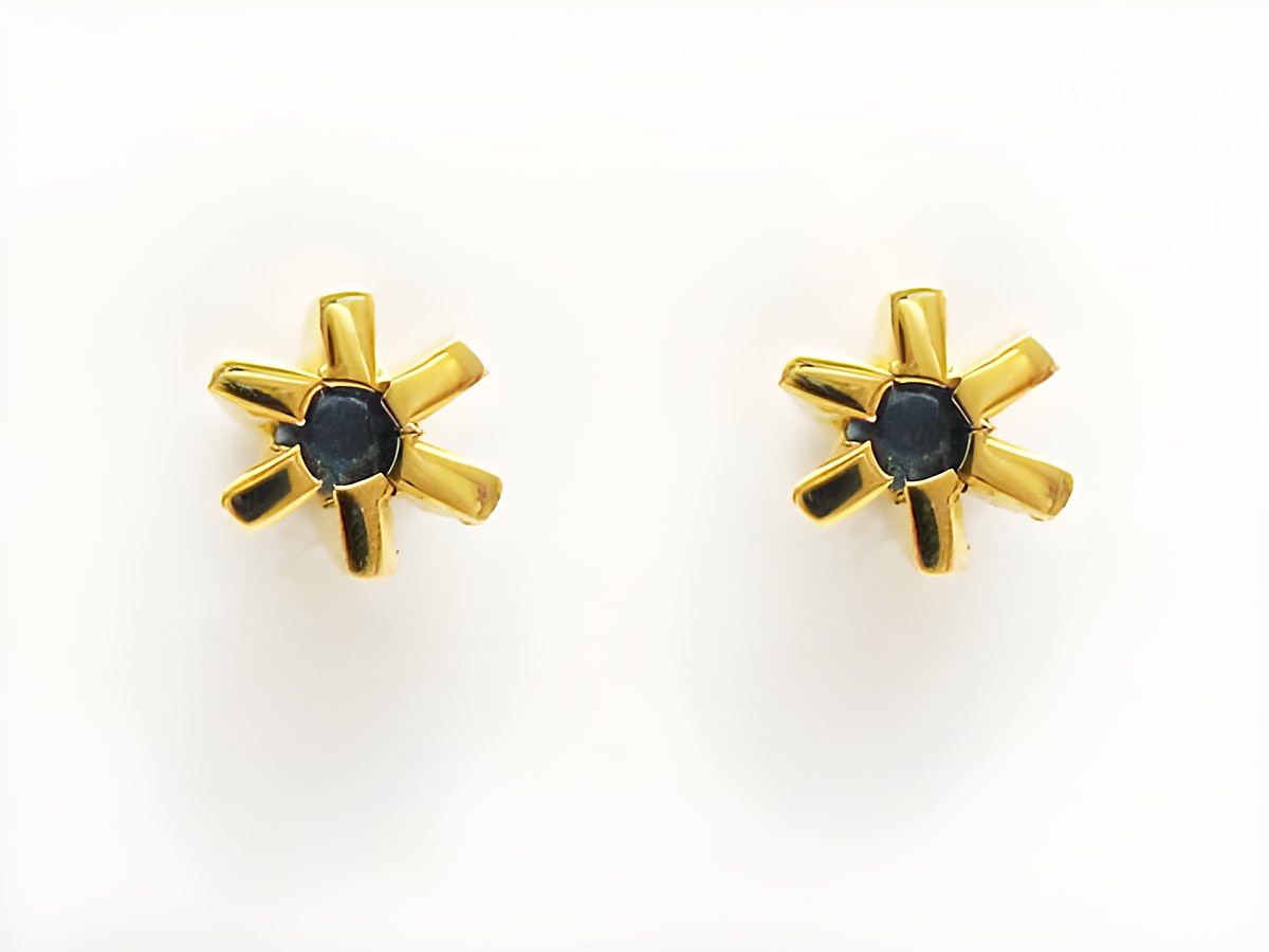 Gold Ohrstecker in Sternchenform mit Saphir, hergestellt von Juwelier Harnisch, elegante Ohrringe für jeden Anlass.