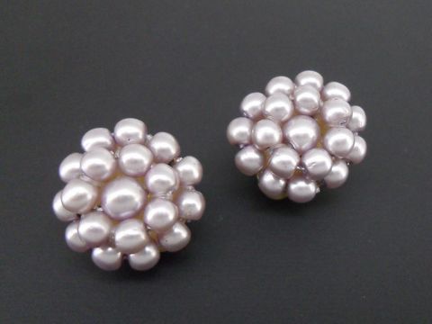 71660-0 Ohrclip in fliedergrau Perlentraum mit goldfarbenen synthetischen Zuchtperlen, hergestellt von Juwelier Harnisch, stilvolle Schmuckstücke für besondere Anlässe.